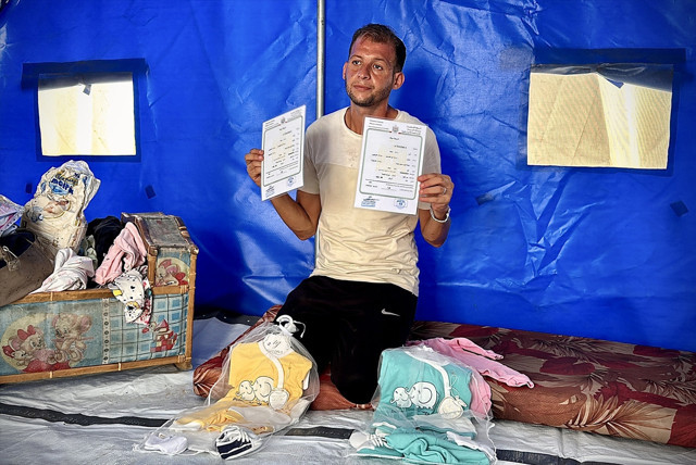 Filistinli baba, doğum belgelerini aldığı sırada öldürülen ikizlerinin kıyafetleriyle avunuyor - Resim: 0