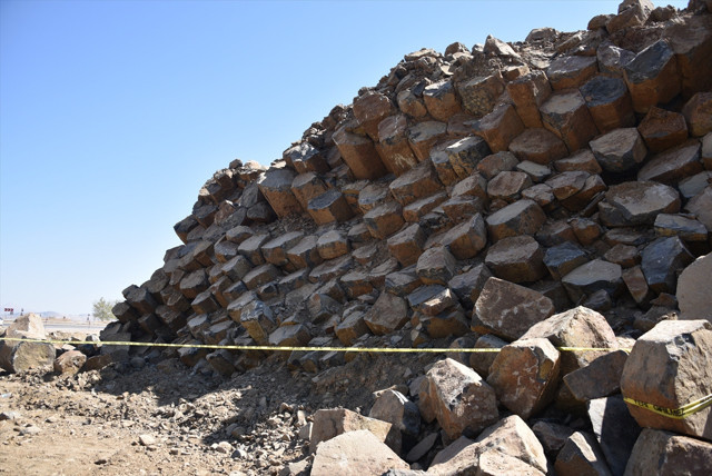 Şanlıurfa'da bazalt sütunların bulunduğu alanda inceleme başlatıldı - Resim: 1