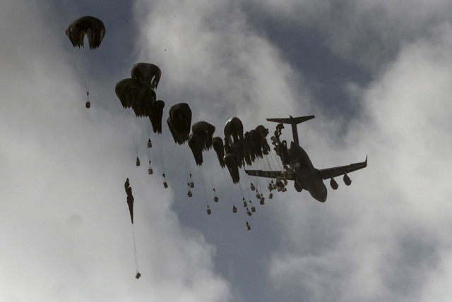 Gazze'ye 3 ay sonra ilk kez havadan insani yardım indirildi - Resim: 0