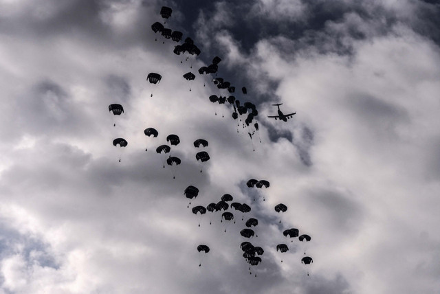 Gazze'ye 3 ay sonra ilk kez havadan insani yardım indirildi - Resim: 1