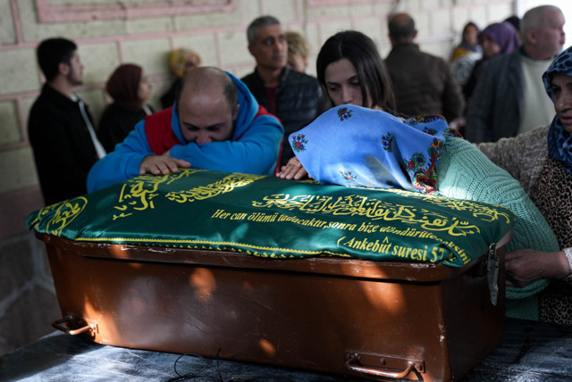 İzmir'de haşere ilaçlaması sonrası zehirlenerek ölen bebek son yolculuğuna uğurlandı - Resim: 0