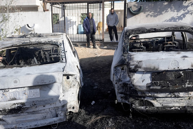 İsrailliler Batı Şeria'da Filistinlilerin araçlarını kundakladı - Resim: 0