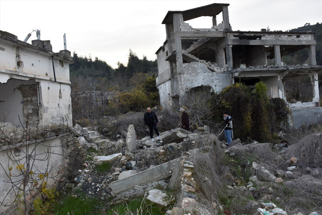 Köyüne 14 yıl sonra döndü evini mayınlarla çevrili buldu - Resim: 1