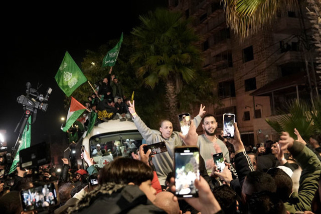 Gazze'de ateşkes başladı 3 rehineye karşılık 90 Filistinli esir serbest bırakıldı - Resim: 1