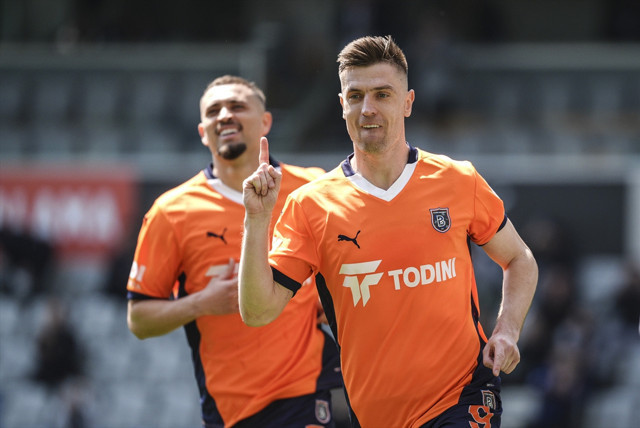 Başakşehir Gaziantep'i yenerek galibiyet serisini 4 maça çıkardı! Kırmızı kartlar havada uçuştu - Resim: 1