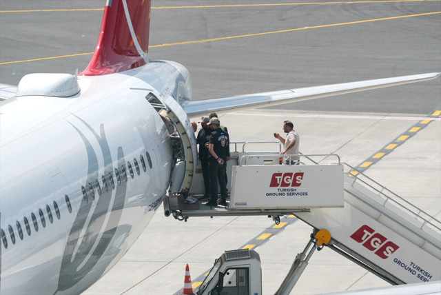 Uçaktan inerken kelepçeyi yedi! Leman dergisinin yazı işleri müdürü gözaltında - Resim: 1