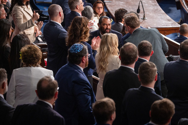 Trump'tan şaşırtan İran iddiası: İran, ABD'ye ulaşabilecek füzeler üretmeye çalışıyor - Resim: 0