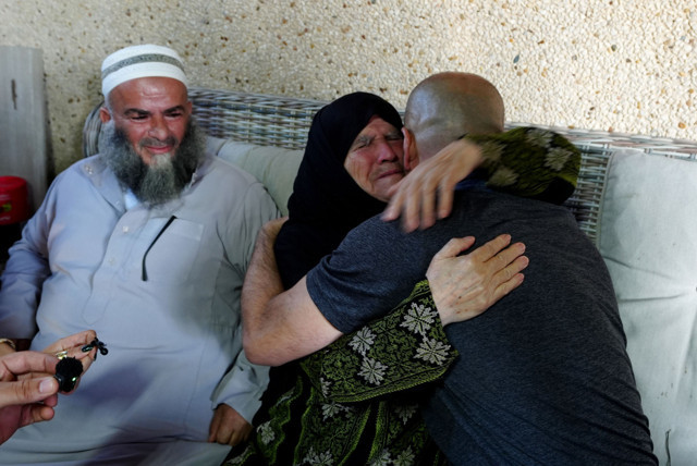 ABD'den d&ouml;nd&uuml;, evini ve ailesini kuşatma altında buldu - Resim: 1