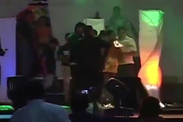 Podyumda dehşet anları genç manken bir anda alev aldı! - Resim: 4