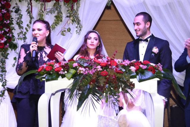 Yeşim Salkım'ın kızının düğününde davetsiz misafir tüm gözler üstündeydi - Resim: 2