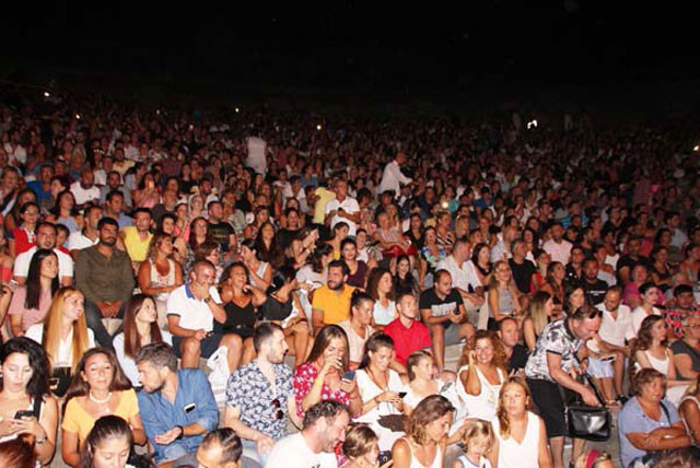Yıldız Tilbe sahnede kendinden geçti! Olay frikik - Resim: 4