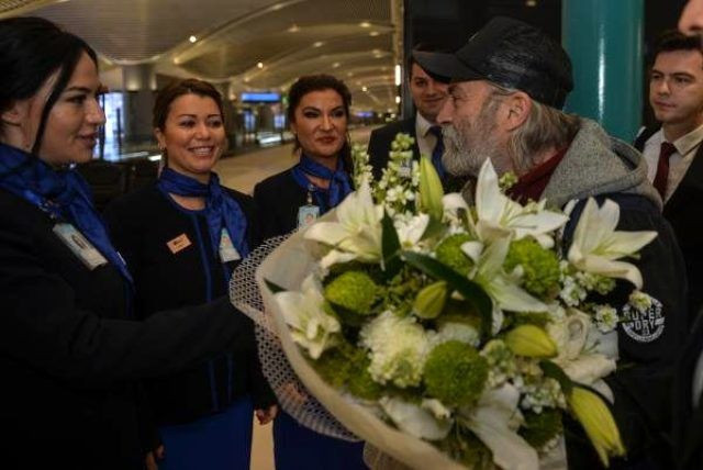 Haluk Bilginer Emmy Ödülleri'nde 'En İyi Erkek Oyuncu' ödülünü aldı geri döndü - Resim: 3