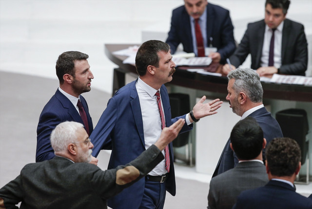 TBMM'de kavga hakaretler havada uçuştu vekiller birbirlerini üzerine yürüdü - Resim: 3