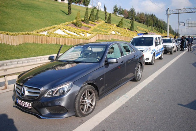 Ataşehir'de yol kavgası tartıştıkları sürücüye kurşun yağdırdılar - Resim: 0