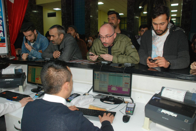 Üniversiteler 3 hafta tatil edilince öğrenciler otogarlara akın etti - Resim: 1