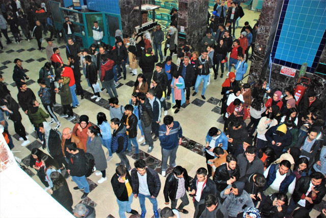 Üniversiteler 3 hafta tatil edilince öğrenciler otogarlara akın etti - Resim: 0