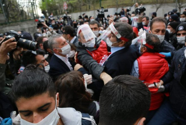 Gözaltına alınan DİSK Başkanı Arzu Çerkezoğlu ve yanındakiler serbest kaldı - Resim: 1