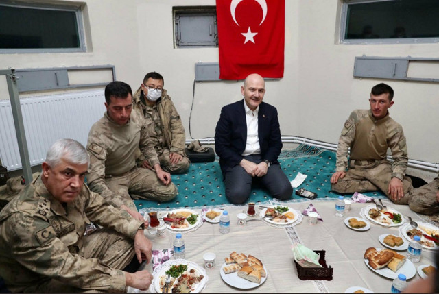 Mehmet Faraç yazdı: Bakan Soylu'nun yer sofrası fotoğraflarına bir de böyle bakın! - Resim: 0