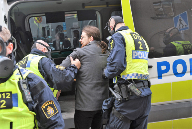Kendilerine 'Milenyum' diyorlar! İsveç'te yüzlerce kişi Covid-19 tedbirlerini protesto etti - Resim: 1