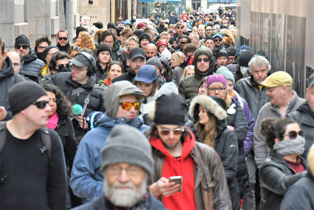 Kendilerine 'Milenyum' diyorlar! İsveç'te yüzlerce kişi Covid-19 tedbirlerini protesto etti - Resim: 2