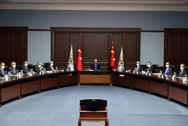 AK Parti Sözcüsü Ömer Çelik: Türkiye'nin bir göçmen daha alacak durumu yoktur - Resim: 0