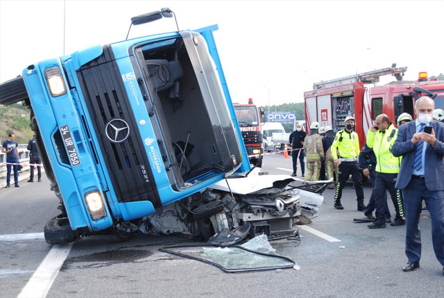 Beykoz'da feci kaza! İSKİ'nin beton taşıyan TIR'ı devrildi otomobili ezdi! Aracın içinde sıkıştı - Resim: 0