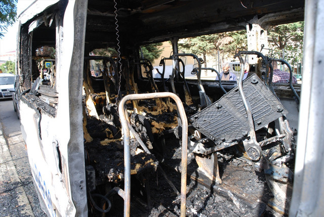 Tuzla'da servis park halinde alev aldı küle döndü! - Resim: 0