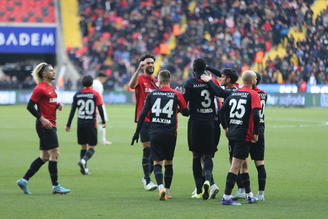 Galatasaray öne geçtiği maçta Gaziantep FK'ye 3-1 kaybetti - Resim: 0