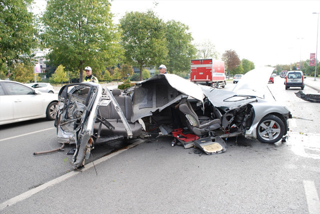 Kartal'da otomobilin halini görenler inanamadı! Sürücü bu araçtan sağ çıktı - Resim: 0