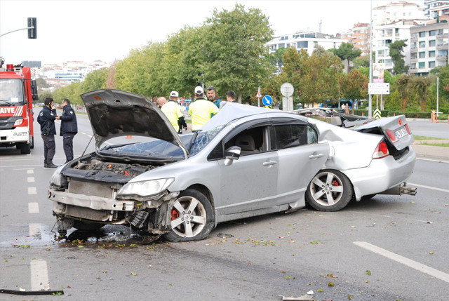 Kartal'da otomobilin halini görenler inanamadı! Sürücü bu araçtan sağ çıktı - Resim: 1