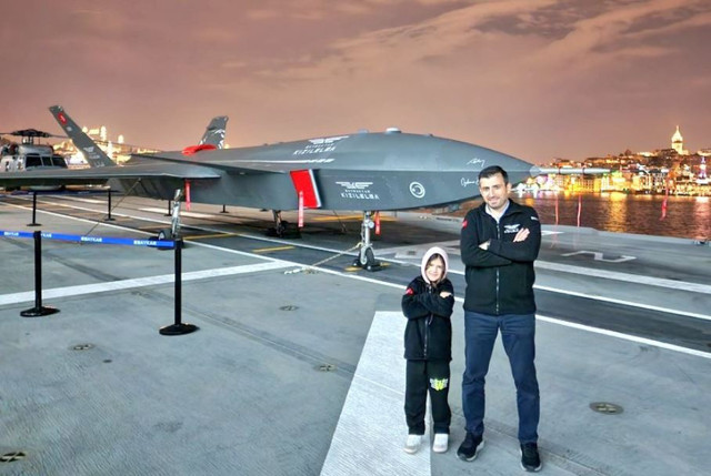 Selçuk Bayraktar TCG Anadolu'dan ailesiyle fotoğraf paylaştı: Milletimizle buluşmaya hazırladık - Resim: 1