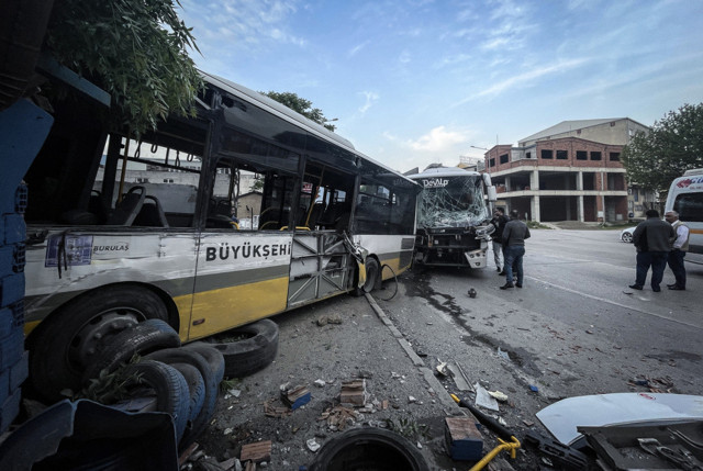 Bursa'da feci kaza! Servis aracı ile özel halk otobüsü çarpıştı - Resim: 0