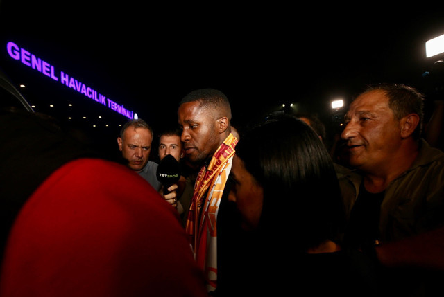 Galatasaray'ın yeni transferi Wilfried Zaha İstanbul'a geldi! Taraftarlara üçlü çektirdi... - Resim: 3