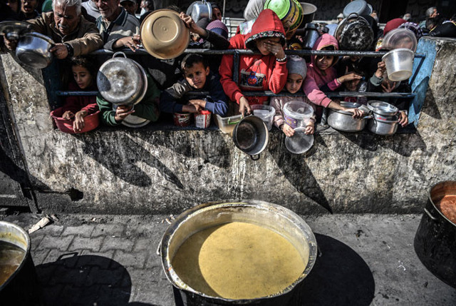 İsrail ordusu Gazze'de açlık silahını kullanıyor yemek sırasında bekleyenlere bomba yağdı - Resim: 0