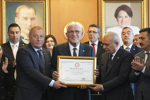 İYİ Parti Genel Başkanı Müsavat Dervişoğlu mazbatasını aldı - Resim: 0