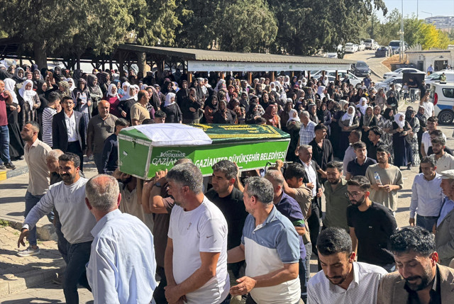 Gaziantep'teki aile faciası! Anne, baba ve 4 çocuğun cenazesi toprağa verildi - Resim: 1