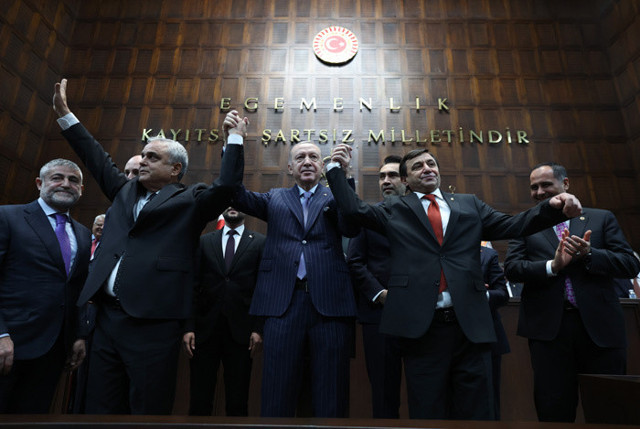 Erdoğan'a başkamutan dedi asker selamı verdi CHP'li Ali Mahir Başarır çılgına döndü - Resim: 0