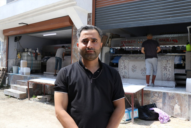 Yıkamak için aldığı battaniyeden çıkanları görünce soluğu müşterinin yanında aldı - Resim: 0