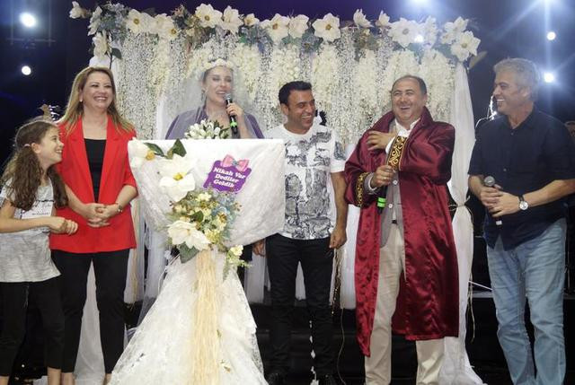 Funda Arar'dan büyük sürpriz sahnede evlendi - Resim: 3