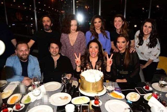 Işın Karaca sevgilisi Can Yapıcıoğlu'nu öpücüklere boğdu yeni yaşını kutladı - Resim: 3