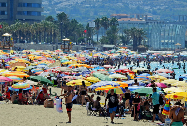 Çeşme Kaymakamı Hacı Mehmet Kara'nın başını korona ve fahiş fiyatlar yaktı - Resim: 2