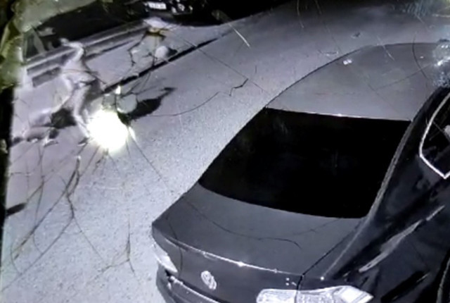 Korkunç görüntüler İstanbul'dan! Genç kadına sokak ortasında tekme tokat dayak - Resim: 0