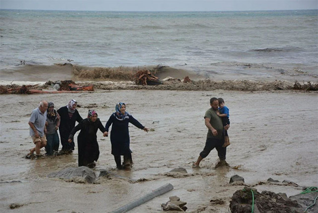 Kastamonu, Sinop ve Bartın'da sel felaketi! Can kaybı 27'ye yükseldi, 100'ün üzerinde kayıp var - Resim: 3