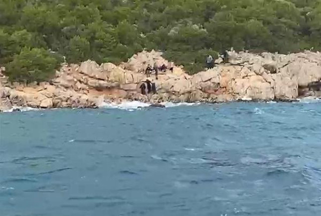 İzmir açıklarında göçmen teknesi battı; 2 kişi öldü, 24 kişi kurtarıldı - Resim: 0
