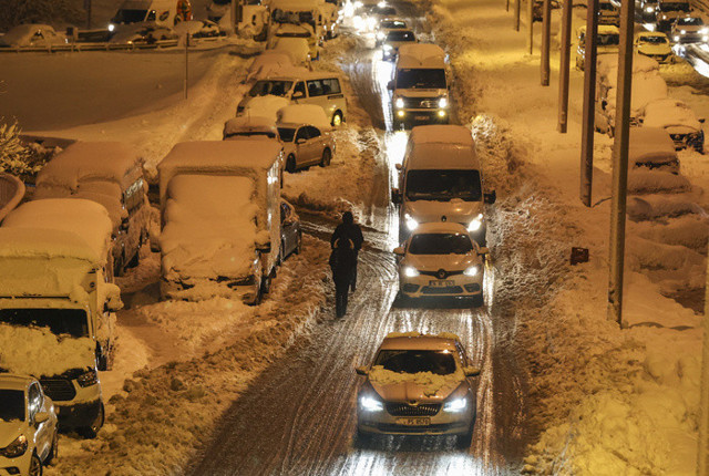 İstanbul son dakika haberleri! Saat 13.00 yasağı için yeni karar arabalara izin - Resim: 1