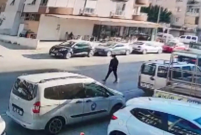 Zabıta müdürüne silahlı saldırı! Kurşun yağmuruna tuttu, koşarak kaçtı - Resim: 0