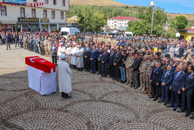 Pençe-Kilit bölgesinde şehit olan uzman çavuş Van'da son yolculuğuna uğurlandı - Resim: 2