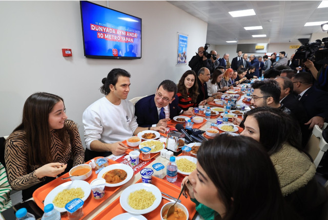 Lokanta açılışı mitinge döndü! Ekrem İmamoğlu sandalye üzerinden seslendi: Gidecekler, az kaldı! - Resim: 0