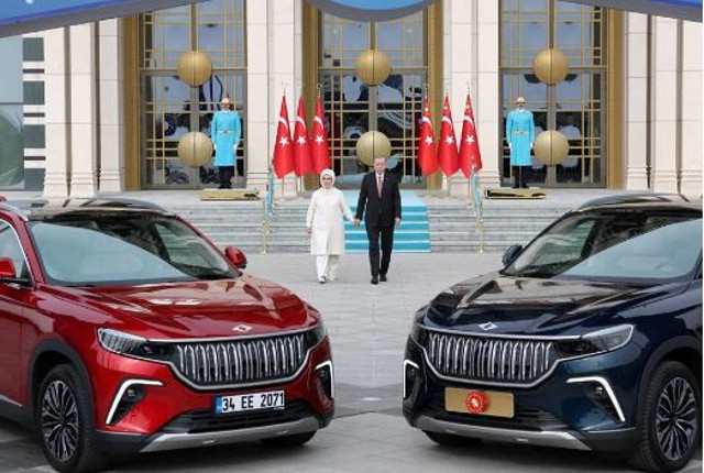 Tarihi gün! Yerli otomobil Togg'da ilk teslimat Erdoğan ailesine yapıldı - Resim: 1