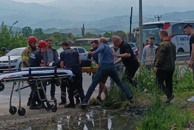 Bursa'da oy kullanmaya giden ailenin aracı tarlaya uçtu - Resim: 0